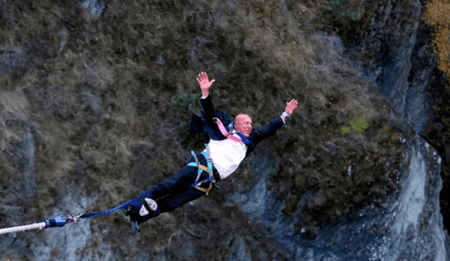 Funcionario realizó bungee jumping para celebrar el levantamiento de la cuarentena por el coronavirus. Foto: Stuff