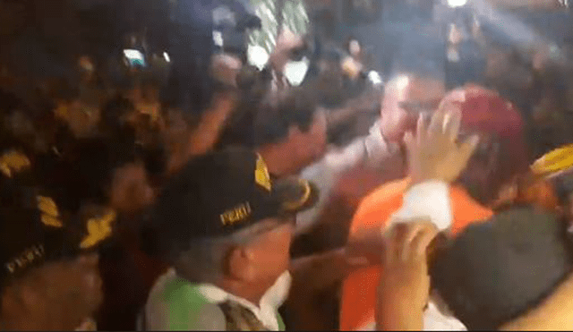 Hincha intentó robarle la gorra a Paolo Guerrero en su arribo a Lima [VIDEO]