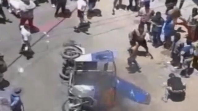 Ladrón fue golpeado y casi lo lanzan hacia la mototaxi que ardía en llamas. (Foto: Captura de video / Latina Noticias)