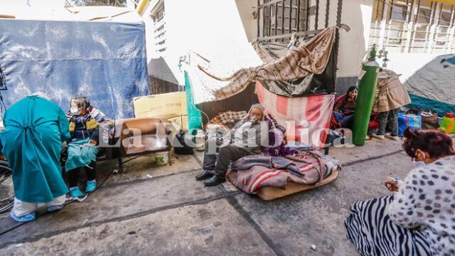 Hospital COVID-19 Arequipa. Sobre colchones, en carpas, en autos, así se aferran a la vida las personas y esperan que sea su turno de acceder a una cama. Foto: Oswald Charca - La República