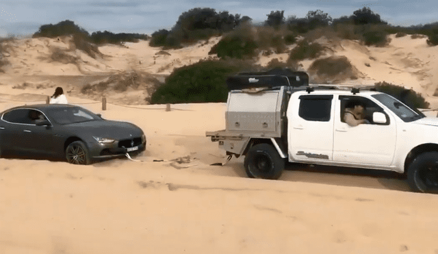 El Maserati había quedado atascado en las dunas. Foto: 9NewsQueensland / YouTube
