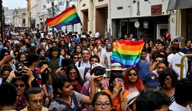 Realizaron 'Besatón contra la homofobia' pese a que enrejaron la Plaza Mayor de Lima | VIDEO