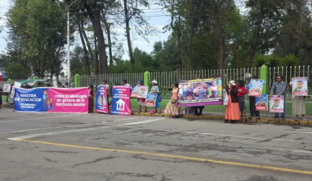 Arequipa: protestaron contra nueva currícula durante el III Encuentro Binacional Perú-Colombia | VIDEO