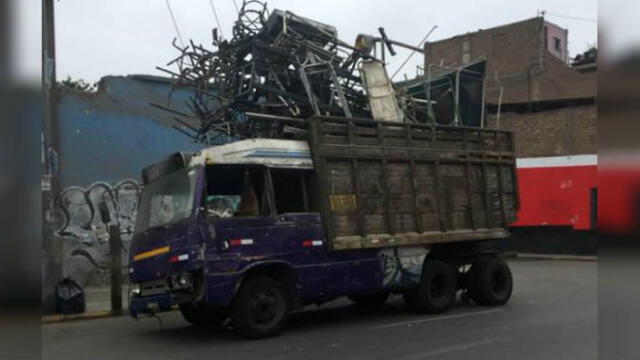Peligro: convierten combi en camión de carga
