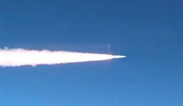 El misil Kinhzal ('daga', en ruso) alcanza unas 10 veces la velocidad del sonido. Captura de video: RT.