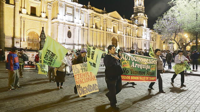 viernes por la noche. Antimineros llegaron a la vigilia por la paz e insultaron a activistas.