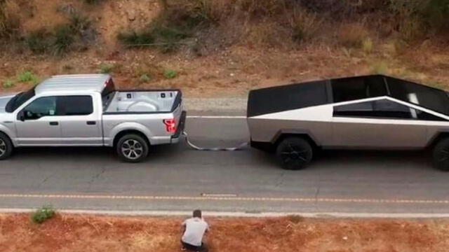 El momento en el que la nueva camioneta Cybertruck y el Ford más vendido en el mundo, compiten. Foto: captura de video.