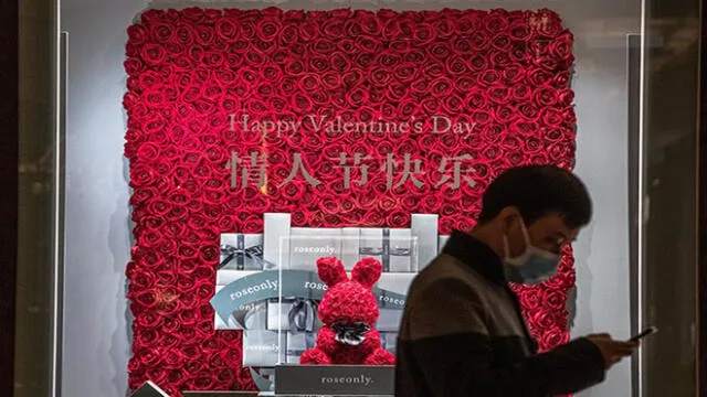 "Feliz Día de San Valentín". A pesar de las adversidades, empresas chinas continúan sus publicidades. Foto: EFE