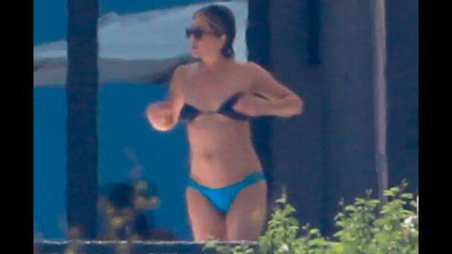 Jennifer Aniston casi muestra de más por inconveniente con su bikini