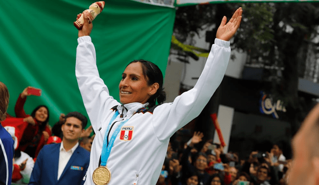 El presidente Martín Vizcarra le entregó la medalla de oro de los Panamericanos Lima 2019 a Gladys Tejeda.