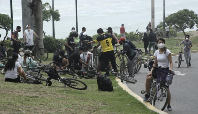 Entre adultos y menores de edad, decenas acudieron a playas, pero algunos sin tomar las precauciones del caso. Foto: Jhon Reyes / La República