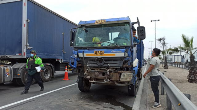 Los 4 vehículos pesados fueron retirados por grúas. Foto: Deysi Portuguez URPI-GLR