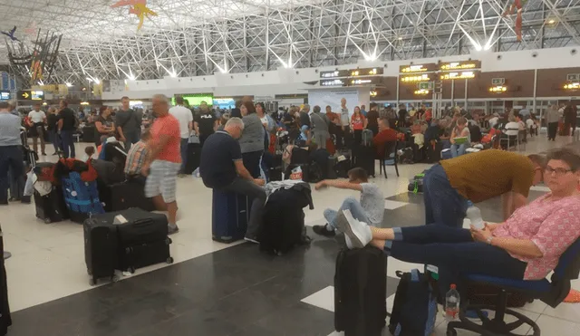 En las últimas horas se han tratado de retomar la actividad de los vuelos. La mayoría de pasajeros pasan el día en el aeropuerto. Foto: Difusión.