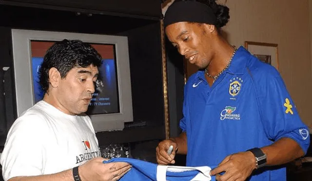 Ronaldinho regresaría al fútbol en Gimnasia de Maradona. | Foto: AFP
