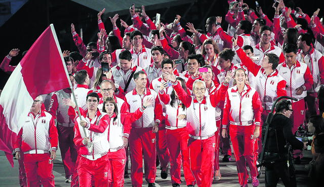 TOR115- TORONTO (CANAD¡), 10/07/2015.- El abanderado de Per˙, el jugador de squash Diego ElÌas, encabeza la delegaciÛn de su paÌs durante la ceremonia de inauguraciÛn de los Juegos Panamericanos hoy, viernes 10 de julio.
EFE/Javier Etxezarreta.