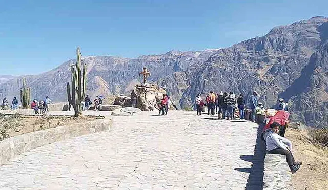 visitantes. Mirador en el Colca fue concurrido por turistas.