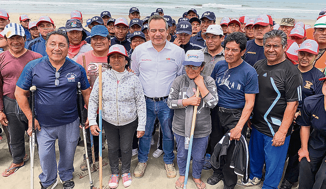 Integración. Ministro Vidal junto a voluntarios en la playa Santa Rosa tras labor de limpieza.