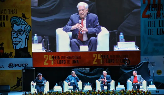 Auditorio lleno. La participación de Mario Vargas Llosa fue seguida por mucha gente. Empezó con uno de los temas que más le preocupan: los populismos y su relación con la democracia.