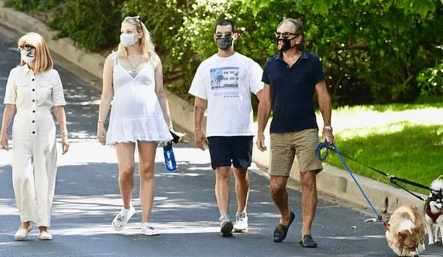 Sophie Turner pasea junto a Joe Jonas y sus padres en Los Ángeles en la recta final de su embarazo