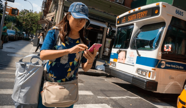 Ley planea multar a personas que 'textean' mientras caminan [FOTOS]