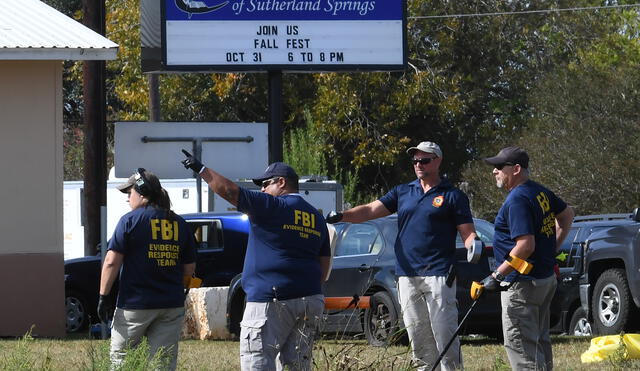 En esta foto de archivo tomada el 6 de noviembre de 2017, los agentes del FBI investigan un tiroteo masivo que mató a 26 personas en Sutherland Springs, Texas.
