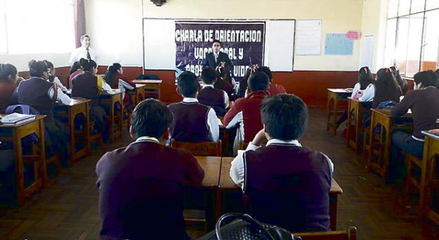 Partido Morado de Julio Guzmán hace proselitismo en colegio de ciudad de Puno