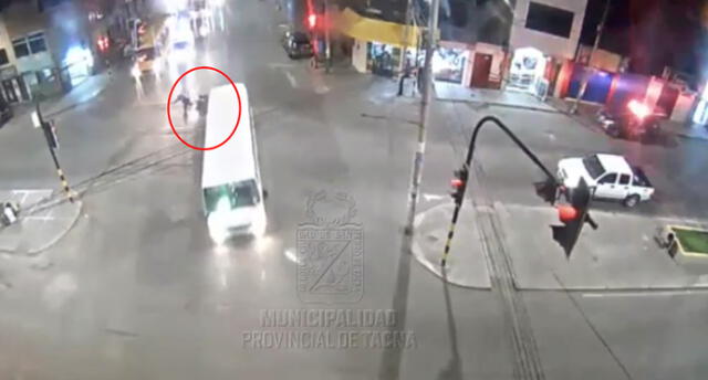Cámara de video vigilancia grabaron el preciso momento del accidente en Tacna.