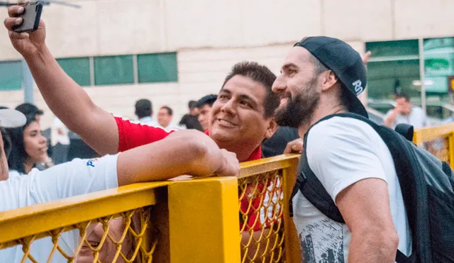 Caracas FC recibe emotiva bienvenida de hinchas venezolanos en Lima [VIDEO] 