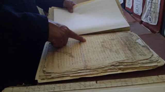 Junín: presentan documento más antiguo del Archivo Regional