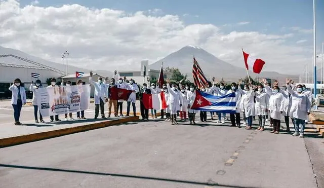 Una delegación de 26 médicos cubanos llegó a Arequipa para ayudar en atención contra el COVID-19.