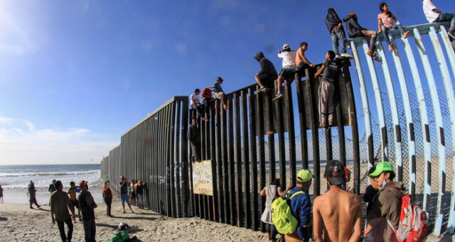 Mexicanos lanzan piedras a caravana migrante que llegó a frontera con EEUU [VIDEO]