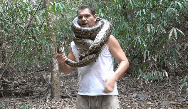 Desliza hacia la izquierda para ver la terrorífica escena en que la serpiente enrosca el cuello de un excursionista en Tailandia. El video es viral en YouTube.