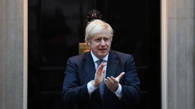 El primer ministro de Gran Bretaña, Boris Johnson, participa en una "palmada a los cuidadores" nacional para agradecer el trabajo de los trabajadores del NHS (Servicio Nacional de Salud) contra la nueva pandemia de coronavirus.