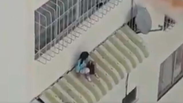 Niña se quedó sentada en el techo de una venta mientras era rescatada. Foto: captura de video.