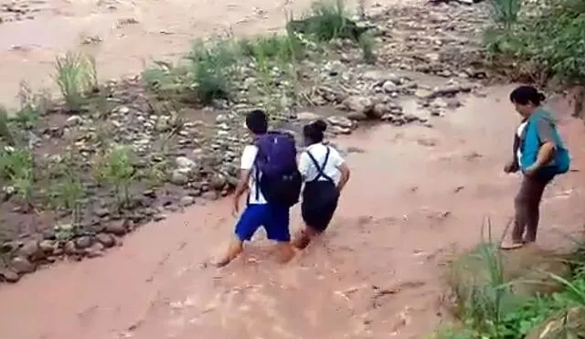 Huánuco: escolares arriesgan sus vidas al cruzar río de manera temeraria [VIDEO]