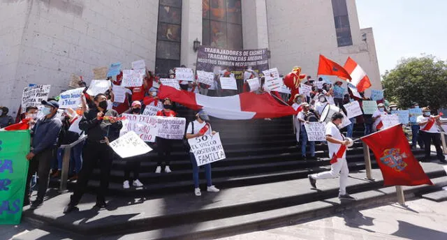 Manifestantes piden que Gobierno les de una fecha para el reinicio de sus trabajos. Foto: Oswald Charca.