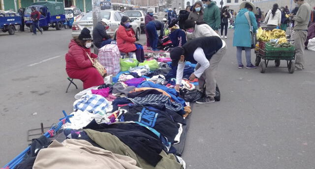 Decenas de comerciantes salieron a vender a las calles cerca del estadio La Bombonera.