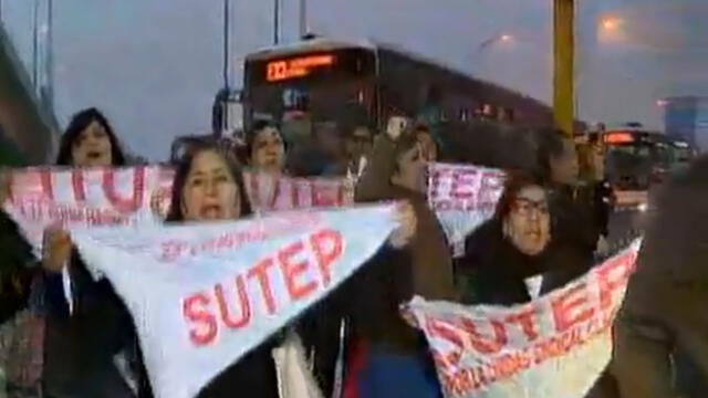 Protesta del Sutep interrumpe vías del Metropolitano y Av. Caquetá [VIDEO]
