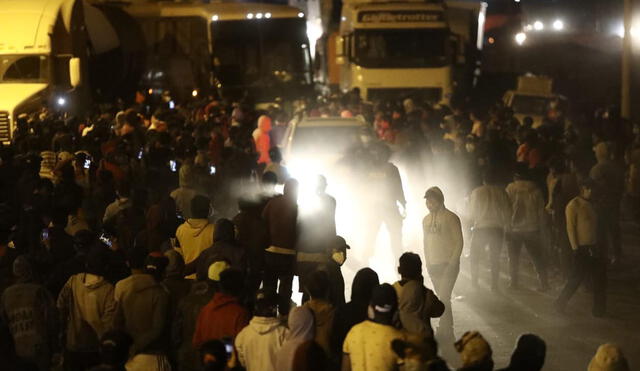 Luego de tregua, manifestantes en Ica dejaron pasar a buses interprovinciales. Foto: Aldair Mejía/La República