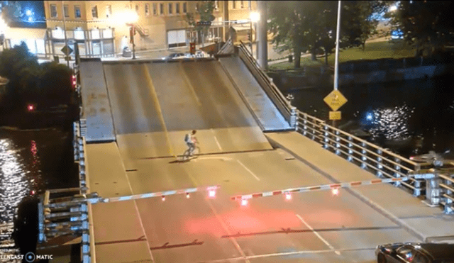 Facebook: Intenta cruzar un puente levadizo y recibe una dura lección [VIDEO]