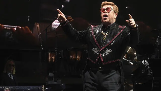 Elton John confiesa que tuvo que usar pañal durante show