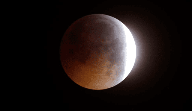 Luna llena vista durante un eclipse lunar en Marsella, sur de Francia, el 21 de enero de 2019. Foto: Voanoticias.com