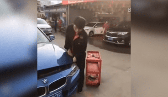 Facebook: mecánico no puede cerrar cubierta de carro y causa risa en redes [VIDEO]