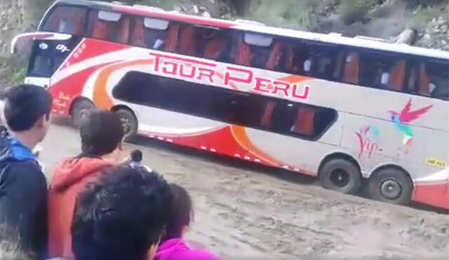 Facebook: así lograron unos pasajeros que bus atraviese quebrada llena de lodo | VIDEO