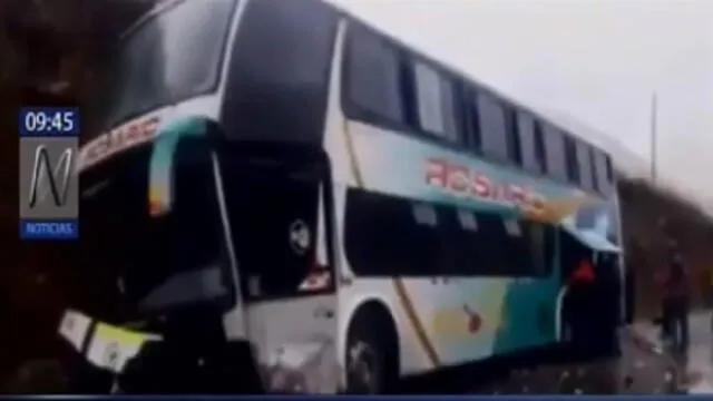 Áncash: cinco personas murieron tras choque entre auto y bus 
