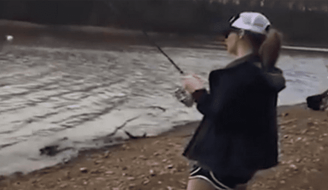 Facebook Viral: Joven pescó objeto de un lago que cambió su vida para siempre [VIDEO]
