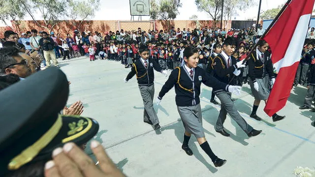 ESTUDIANTES ESCOLARES DEL COLEGIO 40694 CAMINEROS EMPLEADOS DIERON INICIO AL AÑO ESCOLAR 2016 EN CEREMONIA CON LA PRESENCIA DE VICTOR CADENAS VICEGOBERNADOR REGIONAL Y JULIO DELGADO GAONA GERENTE REGIONAL DE EDUCACION EN YURA CONO NORTE