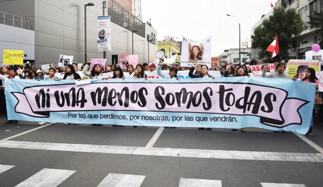 Mujeres protestan ante el incremento de casos de feminicidios en el Perú. Crédito: La República.