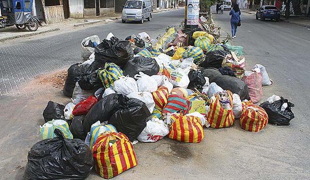 Con aplicación buscarán evitar que la basura sea colocada en la calle fuera de los horarios de recojo. Foto: La República