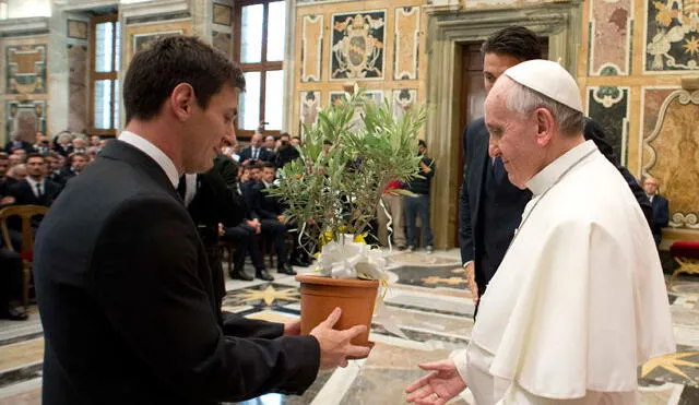 Lionel Messi y el Papa Francisco se conocieron en el año 2013. Foto: AFP